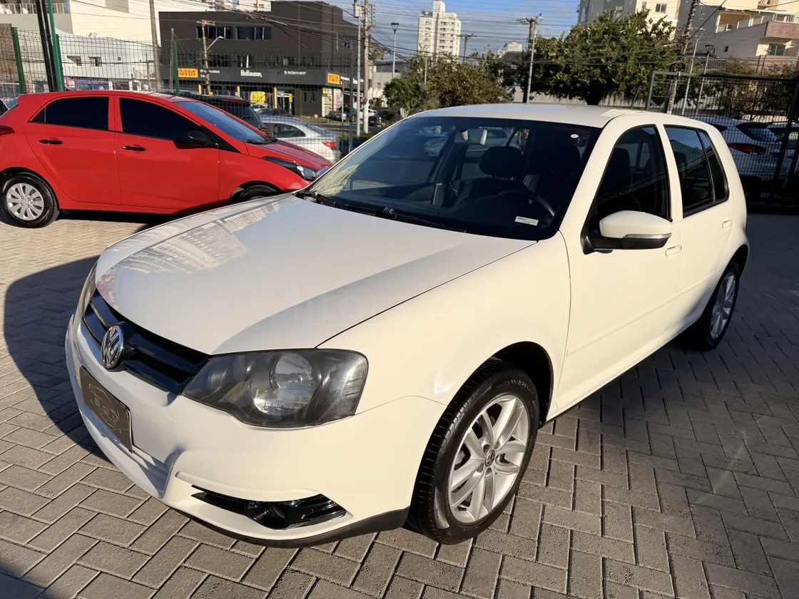 Volkswagen Golf 2013 Branco seminovo à venda na EGV Multimarcas em Itajaí