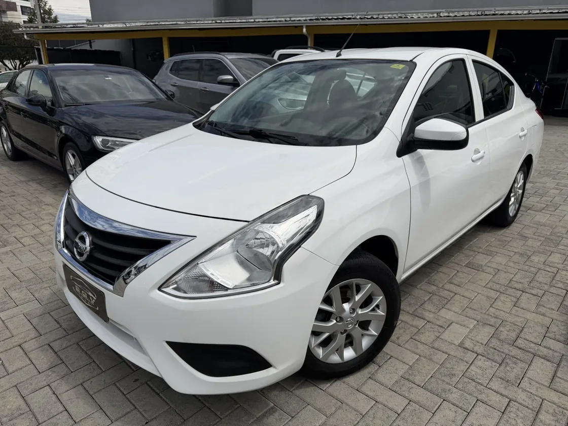 Nissan Versa 2017 Branco seminovo à venda na EGV Multimarcas em Itajaí